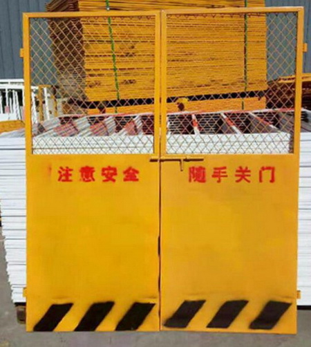电梯运行中,小区围栏采用低碳钢丝