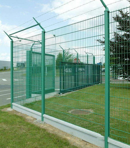 铝艺护栏是金属铝为主,锌钢护栏可根据要求定制颜色